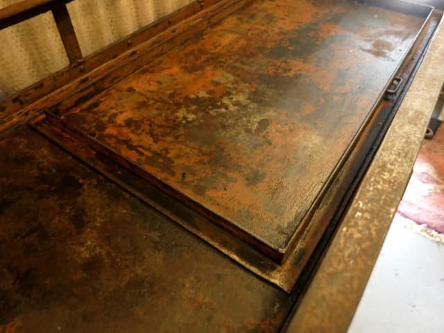 OLD CHEEPSに並ぶ古家具と古道具